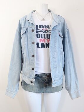 Y2k Levi’s light wash oversized jean jacket